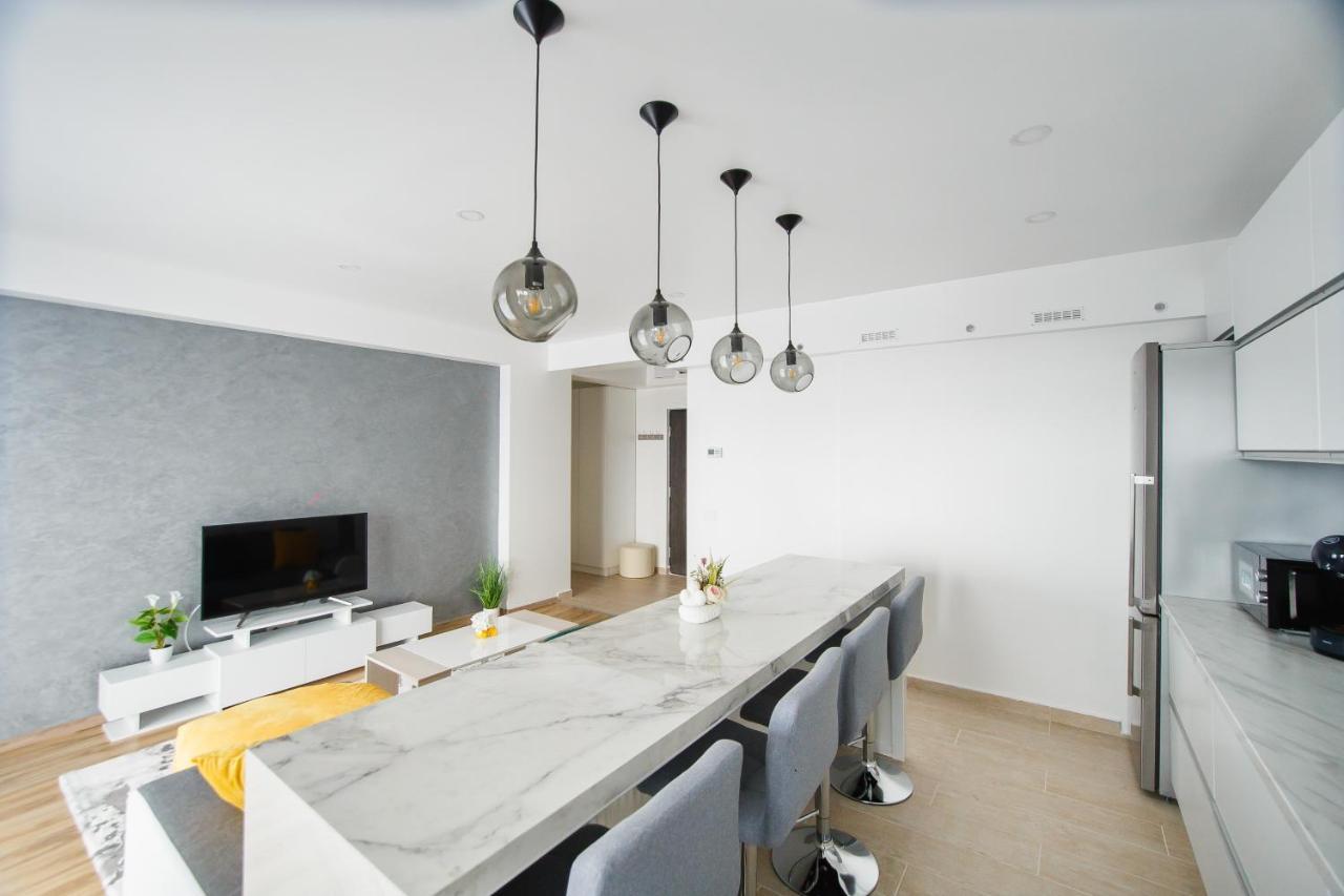 Elegant & Spacious - Central Apartment Oradea Buitenkant foto